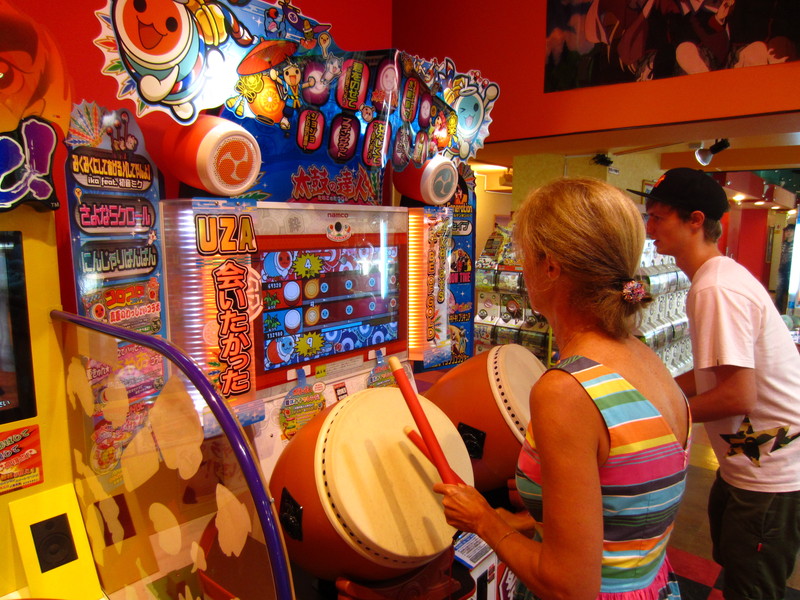 framför spelautomaten